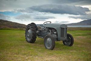 Retro-Traktor auf dem Island-Feld foto