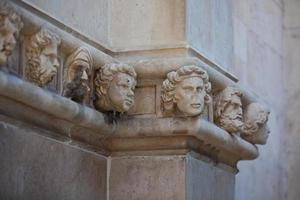 Steinköpfe in der Kathedrale von st. James in Sibenik, Kroatien foto