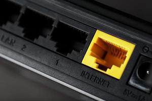 Gelber Internetanschluss für die Verbindung zum Netzwerk, Wi-Fi-Router für den Internetzugang foto