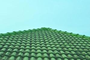 der grüne dachziegel ist ein giebeldreieck in der mitte des rahmens. foto
