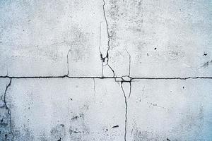Cemant-Betonwand knacken, gebrochene Gebäudeoberflächenstruktur Hintergrund. foto