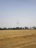 blick vom getreidefeld auf den windpark windmühle botievo foto