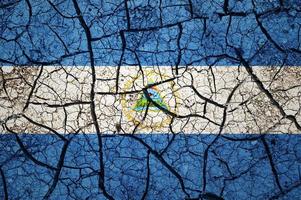 trockenes bodenmuster auf der flagge von nicaragua. land mit dürrekonzept. Wasserproblem. Land der trockenen, rissigen Erde. foto