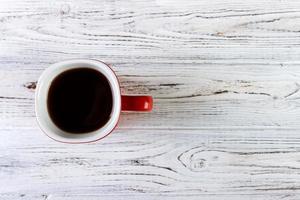 rote Kaffeetasse auf Draufsicht des Holztischs foto