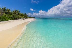 Insel Palmen Meer Sandstrand. exotische Strandlandschaft. Inspirieren Sie den Horizont der tropischen Strandlandschaft. sonnig blauer himmel schön entspannen ruhig sommerstimmung. urlaubsreisen urlaubsbanner, luxusziel foto