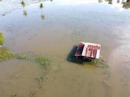 Die Häuser der Dorfbewohner im ländlichen Thailand wurden überflutet. foto