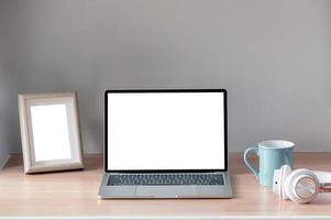 Laptop und Bilderrahmen Modell auf einem Tisch foto