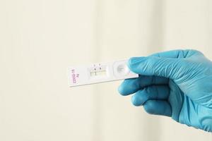 negative ergebnisse mit schnelltest für covid-19, das neuartige coronavirus 2019. foto