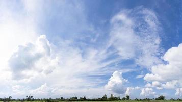 blauer Himmel und schöne Wolke mit Baum. schlichter Landschaftshintergrund für die Sommersaison. beste wetteraussicht für unterwegs. Himmel Landschaft foto