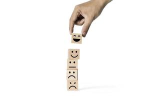 Hand, die ein Lächelngesichtssymbol auf Holzwürfelblöcken hält beste Servicebewertung, Kundendienstbewertung und Zufriedenheitsumfragekonzepte. Servicebewertung, Ranking, Kundenrezension foto