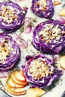 gebratener Rotkohl, vegetarisches Steak. foto