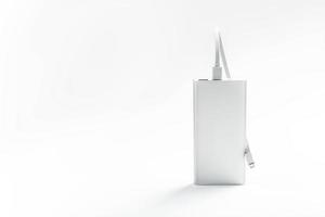 Powerbank zum Aufladen mobiler Geräte mit Kabel, auf weißem Hintergrund. foto