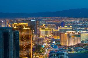 Panorama-Stadtbildansicht von Las Vegas bei Sonnenuntergang foto