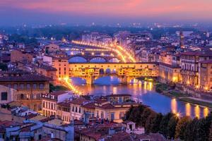 ponte vecchio über dem arno fluss in florenz, italien. foto