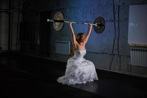 Die Braut in der Turnhalle. Crossfit, gesunder Lebensstil foto