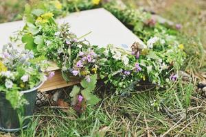 Frühlingsblumenkranz auf Buch foto