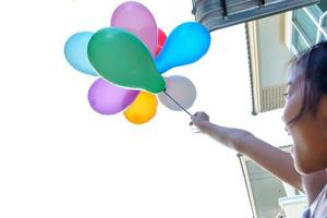 Mädchen, das die Luftballons spielt foto