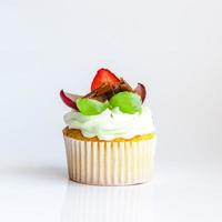 gelber Cupcake mit Früchten foto