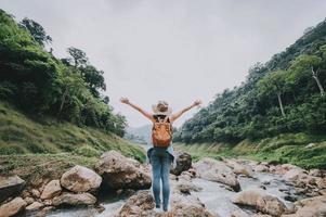 Frau genießt die Natur foto