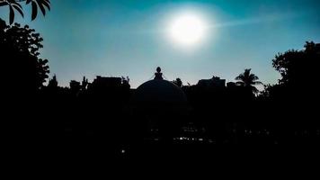 silhouette von tapasya dham, der ort der meditation befindet sich in shantivan, abu road, rajasthan, indien foto