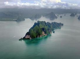 Luftaufnahme, die über tropische grüne Inselgruppe in der Bucht von Phang Nga fliegt, Andamanensee Thailand, Meereslandschaft, türkisfarbene Farbe .jpg foto