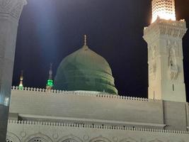 medina, saudi-arabien, oktober 2022 - schöne aussicht auf masjid al nabawi madinah in nachtlichtern. Masjid al Nabawi Medina präsentiert eine sehr schöne Szene in den Nachtlichtern. foto