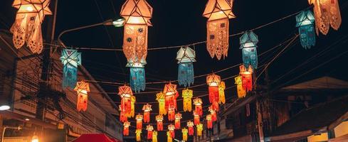 Laternenfest am Himmel in der Pai Walking Street foto