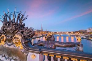 die alexander iii brücke in paris, frankreich foto