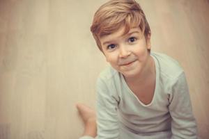 Porträt eines fröhlichen Jungen im Pyjama. foto