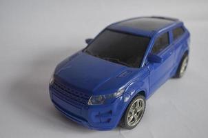 weicher Fokus blaues Auto Miniatur isoliert auf weißem Hintergrund foto