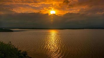 Sonnenuntergangsreflexion auf dem Wasser foto