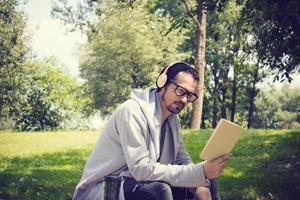 Tag in der Natur mit Lieblingsbuch und Musik. foto