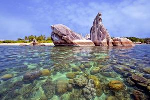 Diese Insel wird die Insel der Vögel genannt, weil die Granitfelsen auf dieser Insel aus der Ferne wie ein Vogel geformt sind, der sich in seinem Nest entspannt. foto