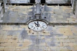 Uhr an der Wand einer Kirche foto