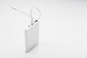 Powerbank zum Aufladen Ihres Smartphones auf weißem Hintergrund. Universelle externe Batterie für Gadgets Freiraum und minimalistische Komposition. foto