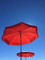 roter Sonnenschirm im Zillertal foto