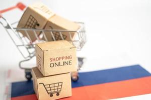 Box mit Online-Shopping-Warenkorb-Logo und Russland-Flagge, Import-Export-Shopping online oder Handel Finanzen Lieferservice Store Produktversand, Handel, Lieferantenkonzept. foto