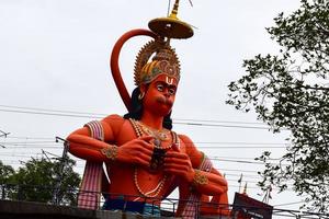 große statue von lord hanuman in der nähe der metro-brücke von delhi in der nähe von karol bagh, delhi, indien, lord hanuman große statue, die den himmel berührt foto