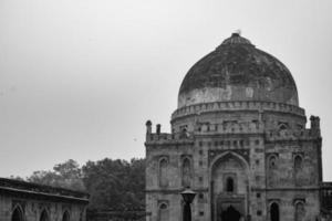 Mughal-Architektur in den Lodhi-Gärten, Delhi, Indien, wunderschöne Architektur im Inneren der dreikuppeligen Moschee im Lodhi-Garten soll die Freitagsmoschee für das Freitagsgebet sein, Lodhi-Gartengrab foto