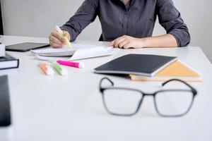 Brille auf einem Tisch mit einem Fachmann, der im Hintergrund arbeitet foto