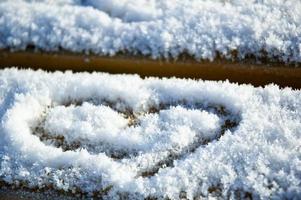 ein Herz im Schnee foto