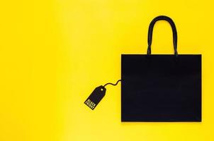 einkaufstasche mit preisschild mit wort auf gelbem hintergrund für das einkaufskonzept am schwarzen freitag. foto