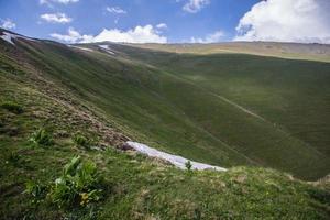 fabelhafter herrlicher blick auf die kaukasusberge und den himmel foto