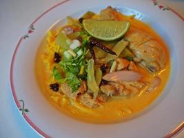 Eiernudeln und Hühnercurry mit Kokosmilch, nordthailändisches Khao Soi foto