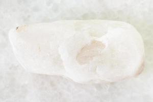 weißer Marmorstein auf weißem Marmor foto