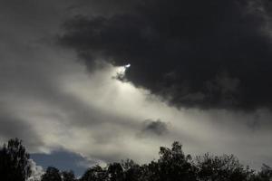 Wolke verdeckt Sonne. grauer Himmel. wolkiges Wetter. foto