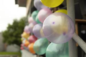 Luftballons im Freien. Dekoration des Urlaubs. lila Kugel. foto