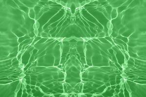 defocus verschwommene transparente grün gefärbte klare ruhige wasseroberflächenstruktur mit spritzer, blase. glänzender grüner wasserkräuselungshintergrund. Wasseroberfläche im Schwimmbad. grünes Blasenwasser scheint. foto