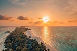 Panorama-Banner für Luxusreisen. romantische flitterwochen in überwasserbungalows auf den malediven. atemberaubende Aussicht auf den Sonnenuntergang, wunderschöne exotische Küste, am Strand