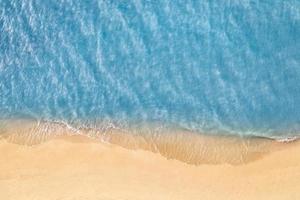 entspannende Luftstrandszene, Sommerferienferien-Vorlagenfahne. Wellen surfen mit erstaunlicher blauer Ozeanlagune, Meeresküste, Küste. perfekte luftdrohne draufsicht. friedlicher heller Strand, Meer
